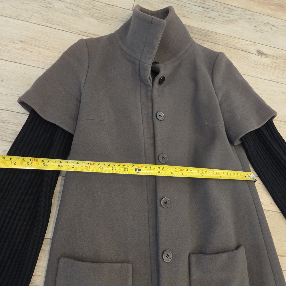 Gray Short-Sleeve Coat with Black Ribbed Sleeves - Picture 4 of 6